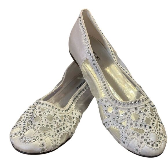 Badgley Mischka Other - Badgley Mischka White GiGi Embellished Flat Size 4